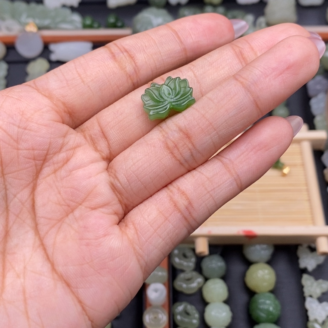 汪****颈饰未镶嵌和田玉