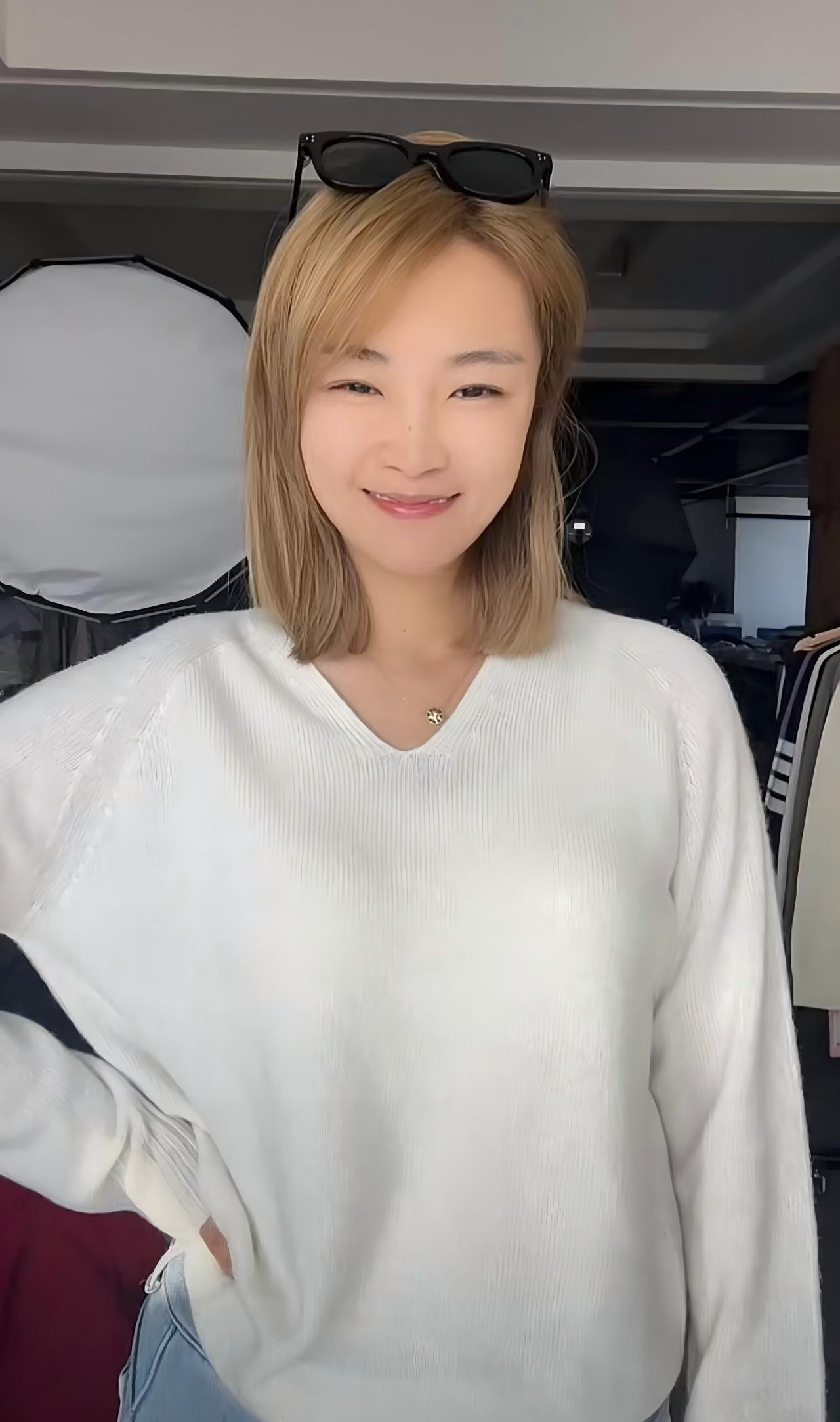 【阿蒙新款】女款V领MORO全羊绒衫