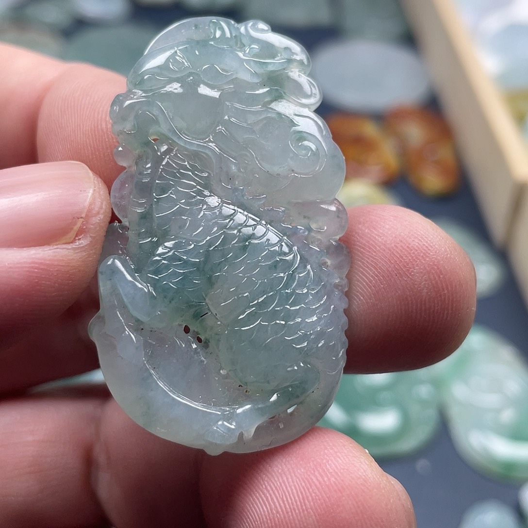 翡翠未镶嵌颈饰麒麟