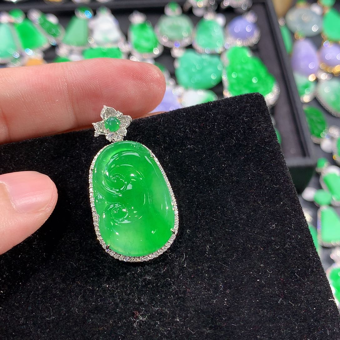 翡翠18K金镶嵌颈饰