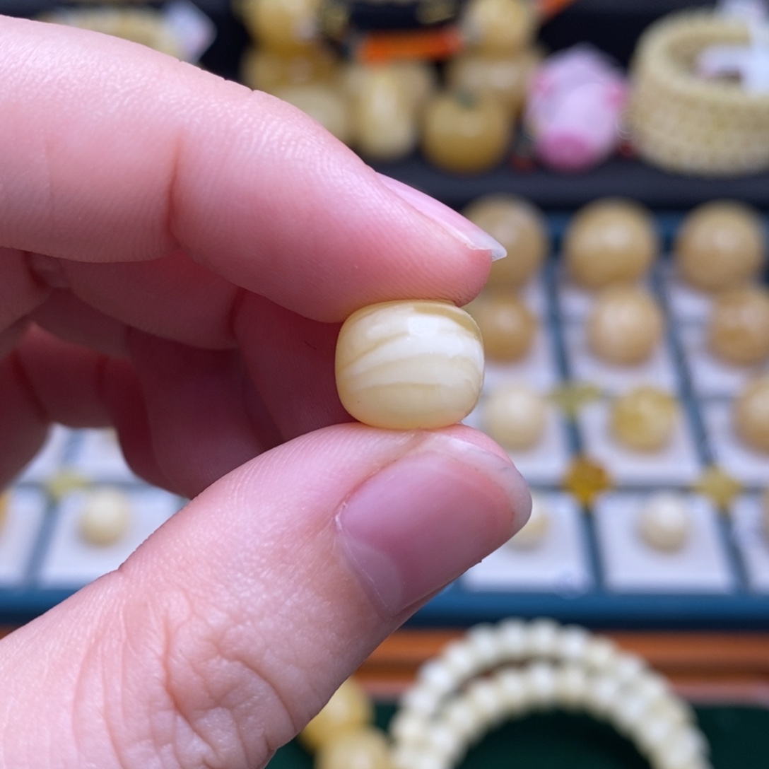 哈***！蜜蜡未镶嵌珠宝奇石