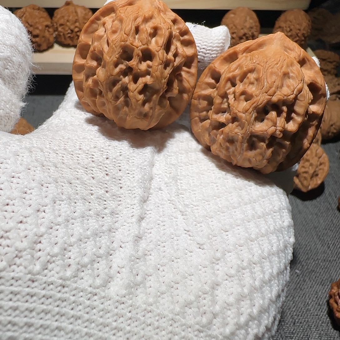 文玩核桃吊坠梨木台