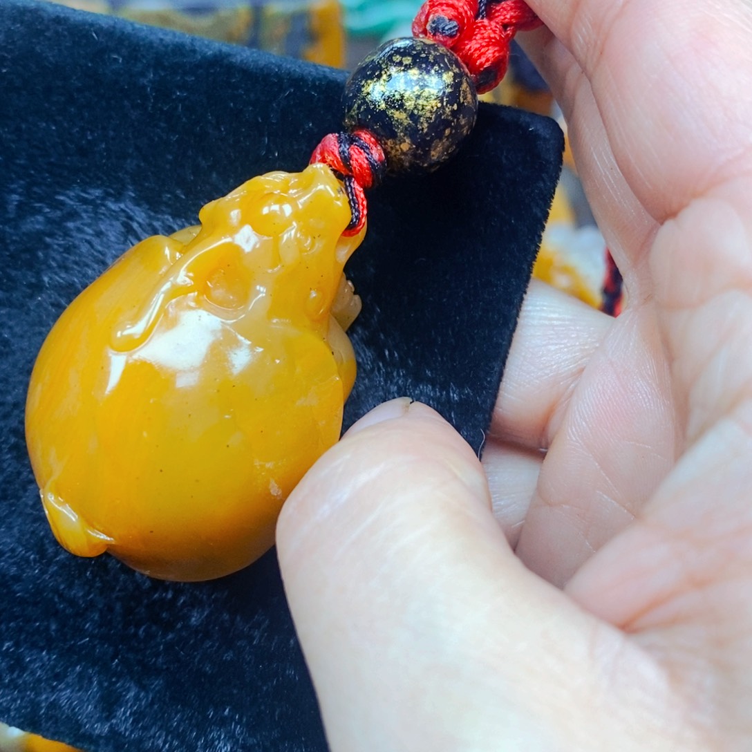 未镶嵌石英质玉（黄龙玉）颈饰