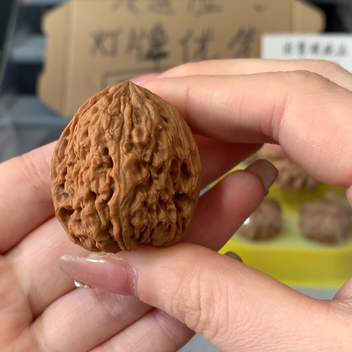 鸿***文玩核桃吊坠异形单只，有瑕疵