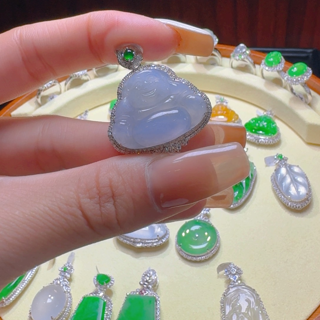 翡翠颈饰18K金镶嵌高冰种佛公