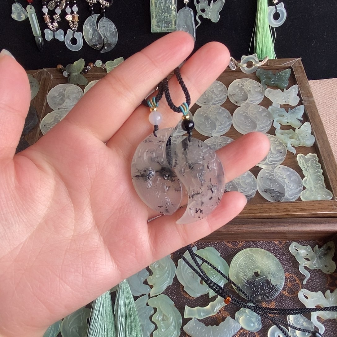 蛇纹石玉未镶嵌颈饰龙凤佩