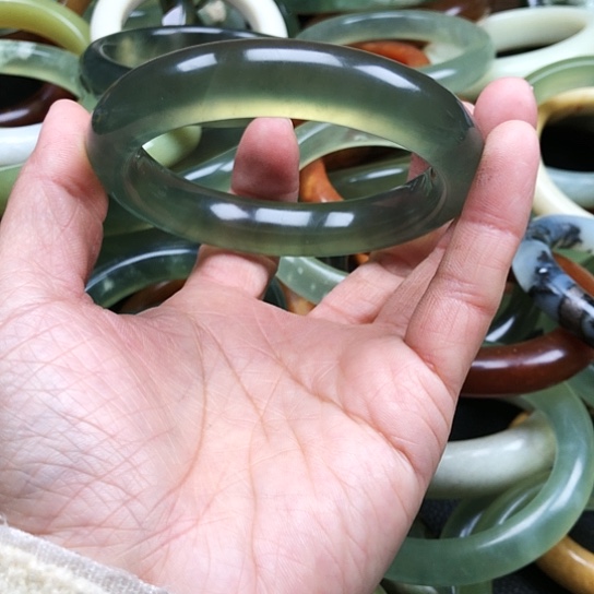 蛇纹石玉手镯未镶嵌椿*