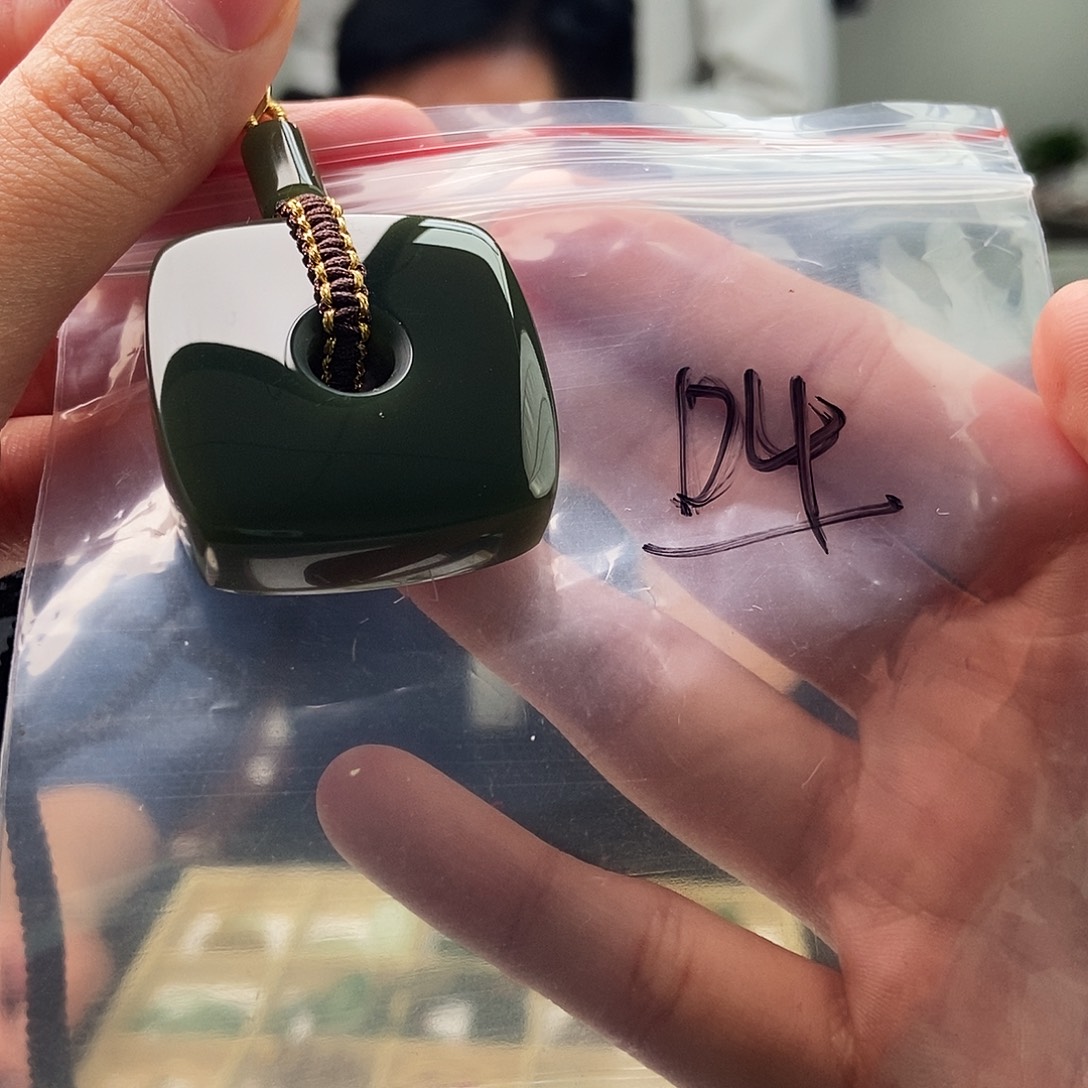 和田玉未镶嵌颈饰颜色多样性发拍一发一