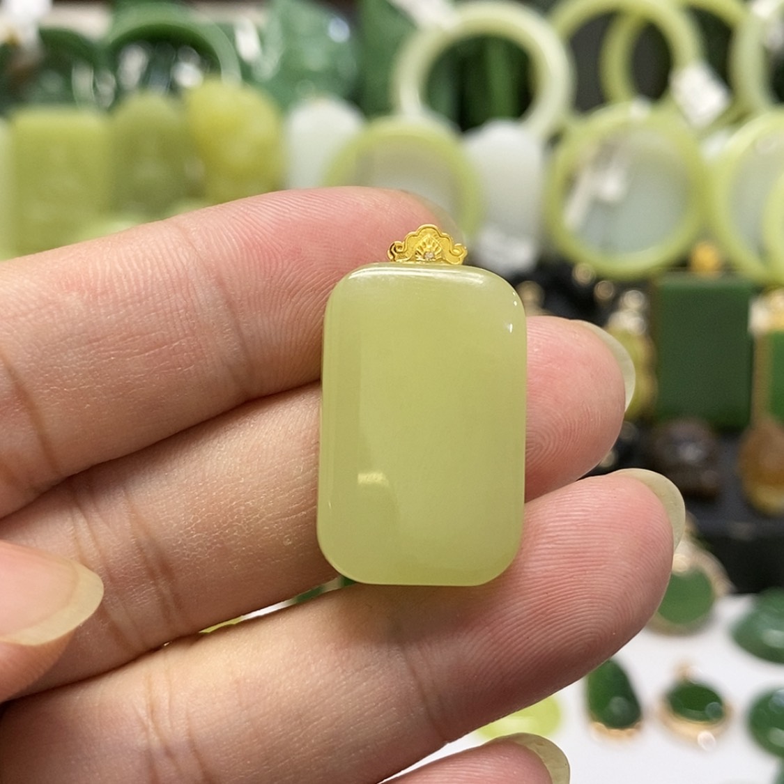 【闪购商品】颈饰18K金镶嵌和田玉