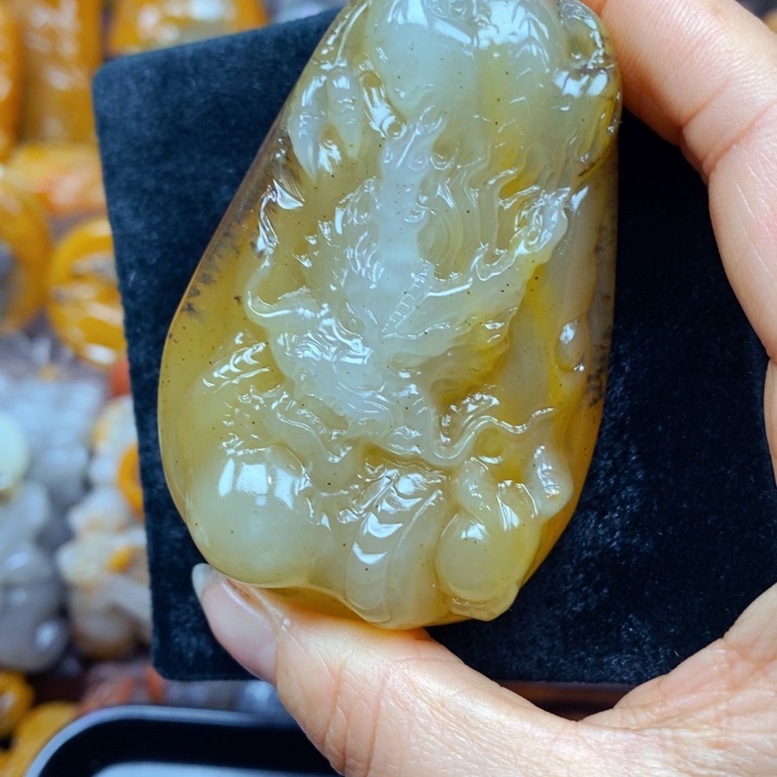 未镶嵌石英质玉（黄龙玉）颈饰