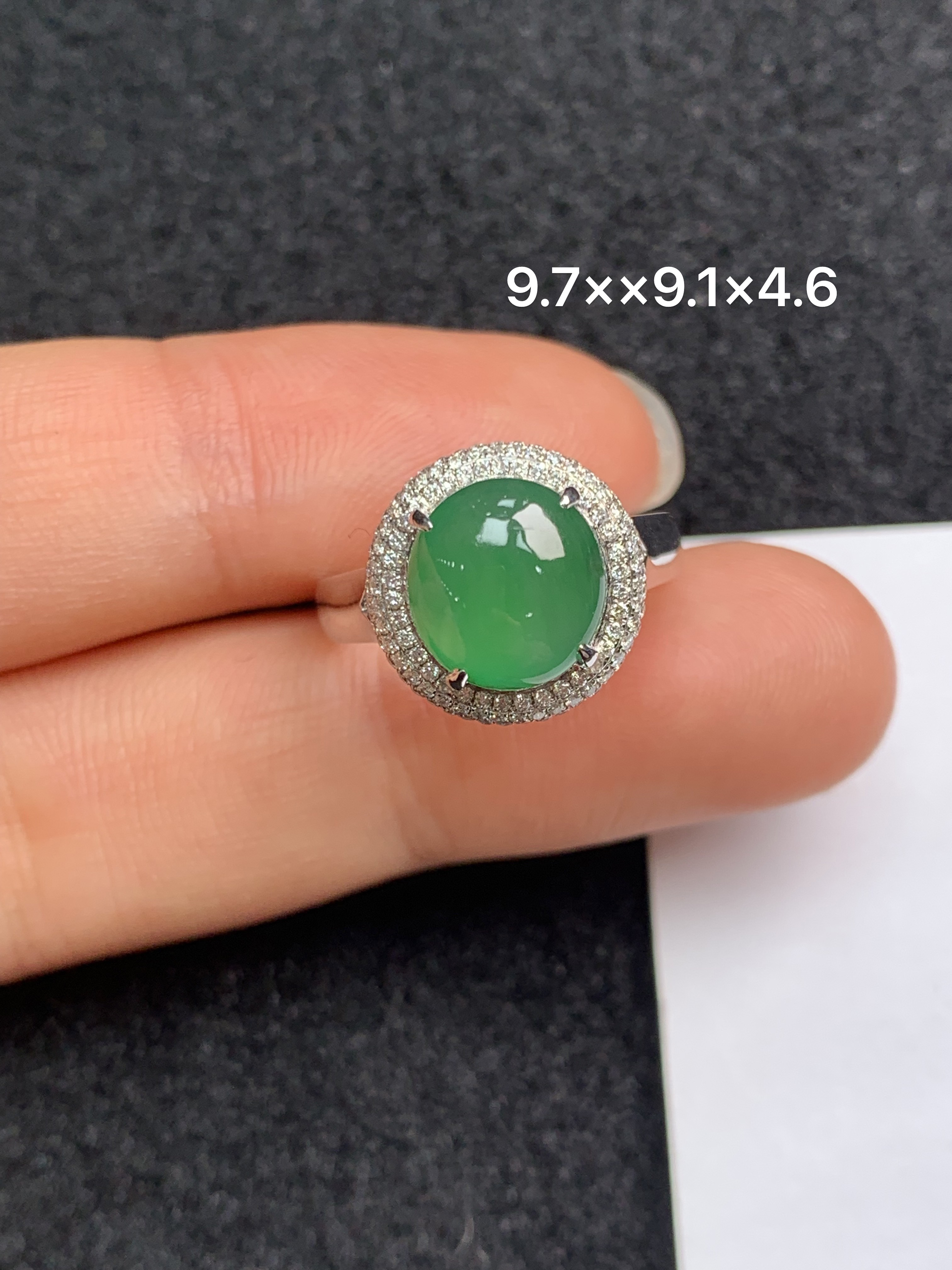 18K金镶嵌天然缅甸翡翠阳绿蛋面戒指