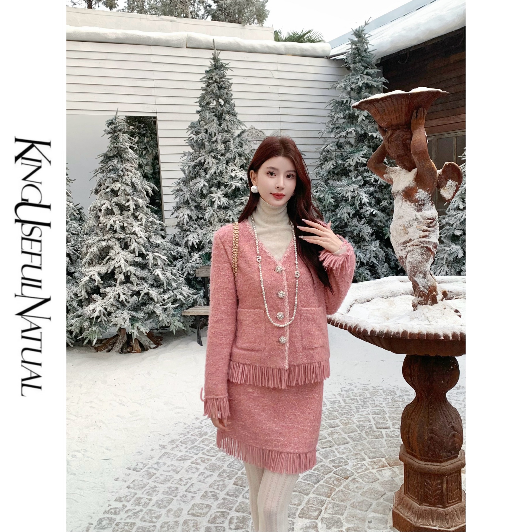 KUN【女神降临】显白抬气色 针织搭流苏正肩宽松外套短裙粉红套装
