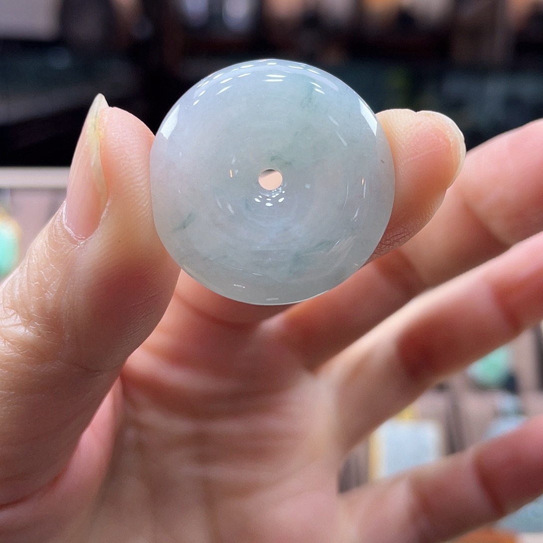 翡翠颈饰未镶嵌平安扣