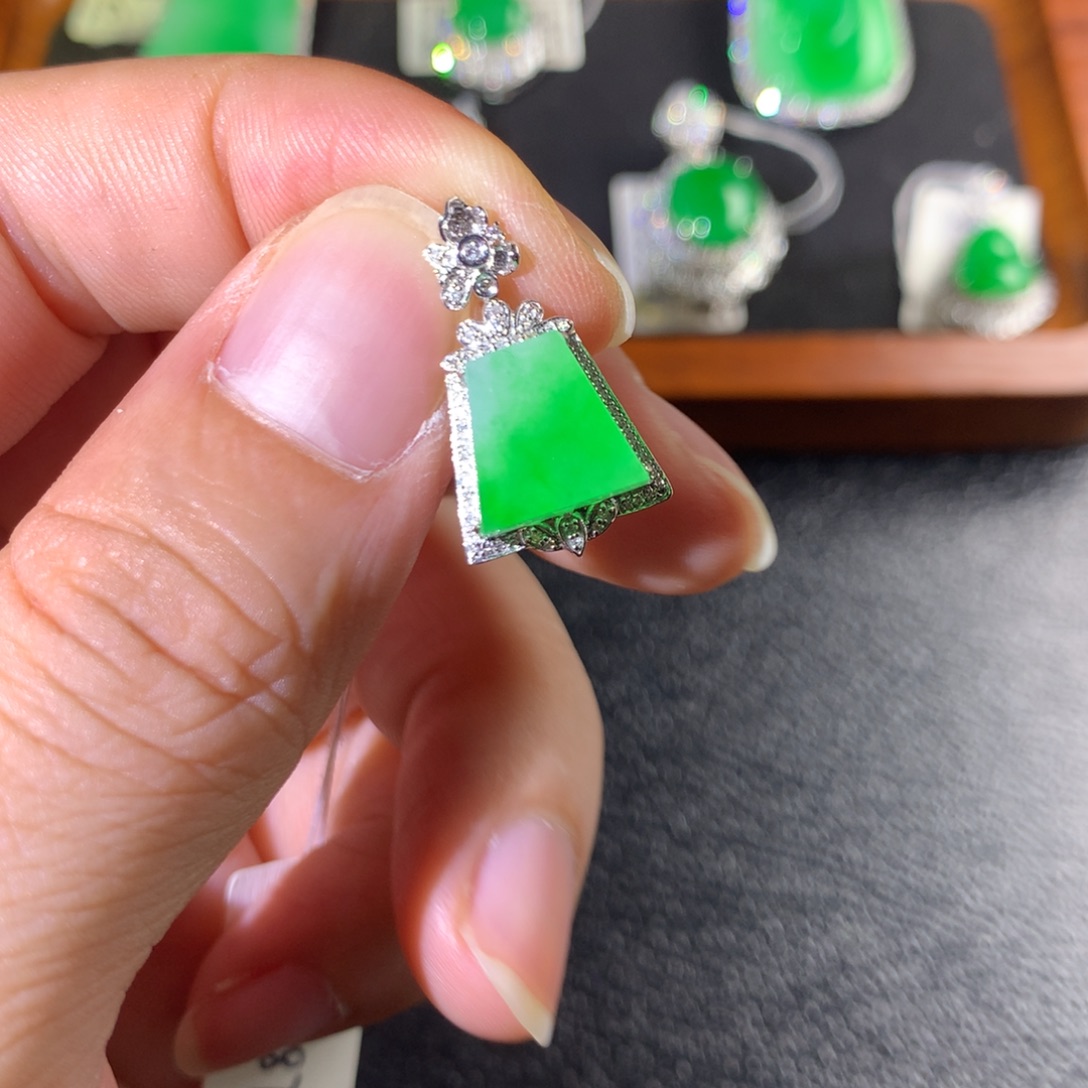 翡翠18K金镶嵌颈饰翡翠