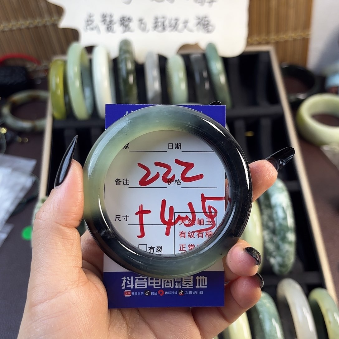 蛇纹石玉手镯未镶嵌月***?