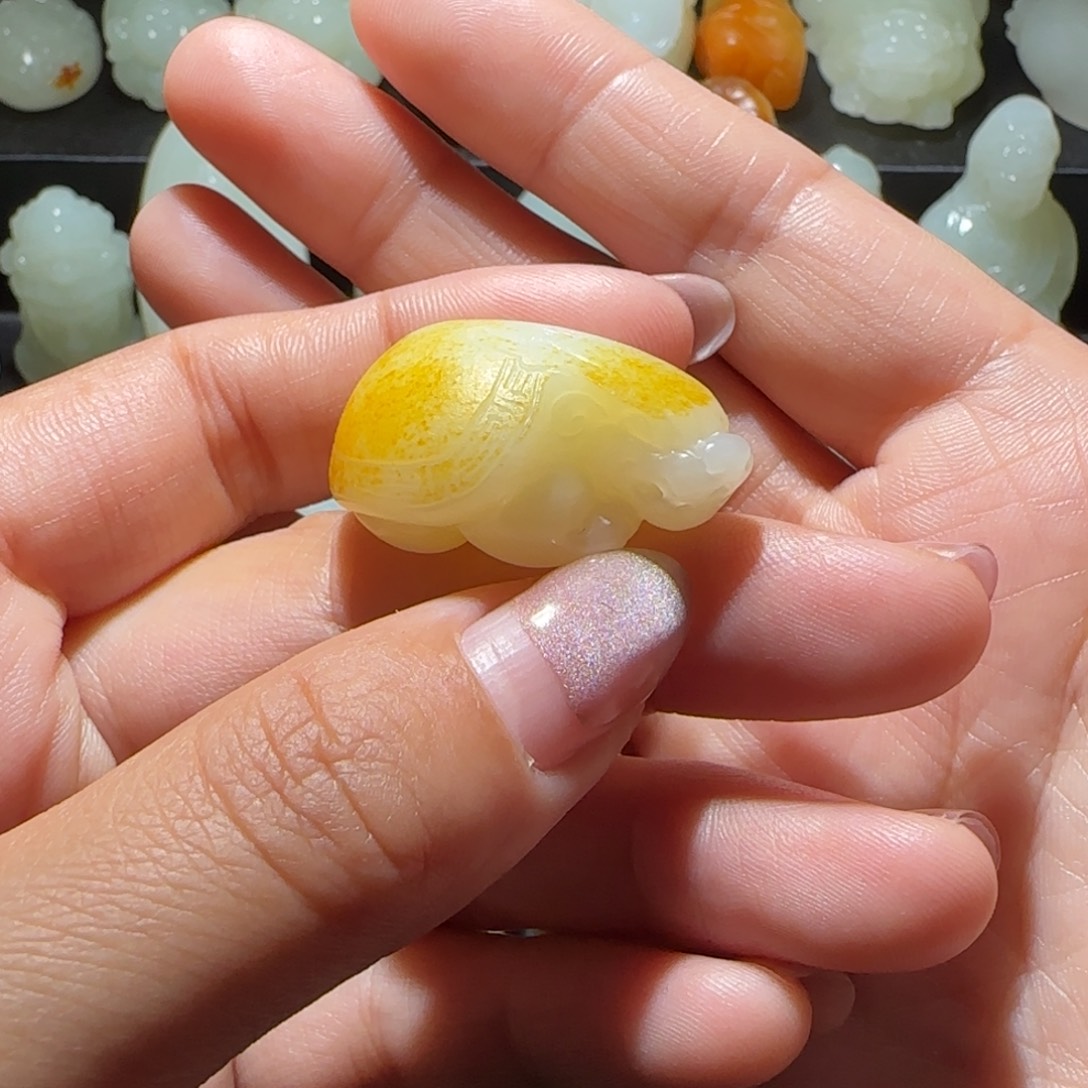 路***过和田玉未镶嵌颈饰