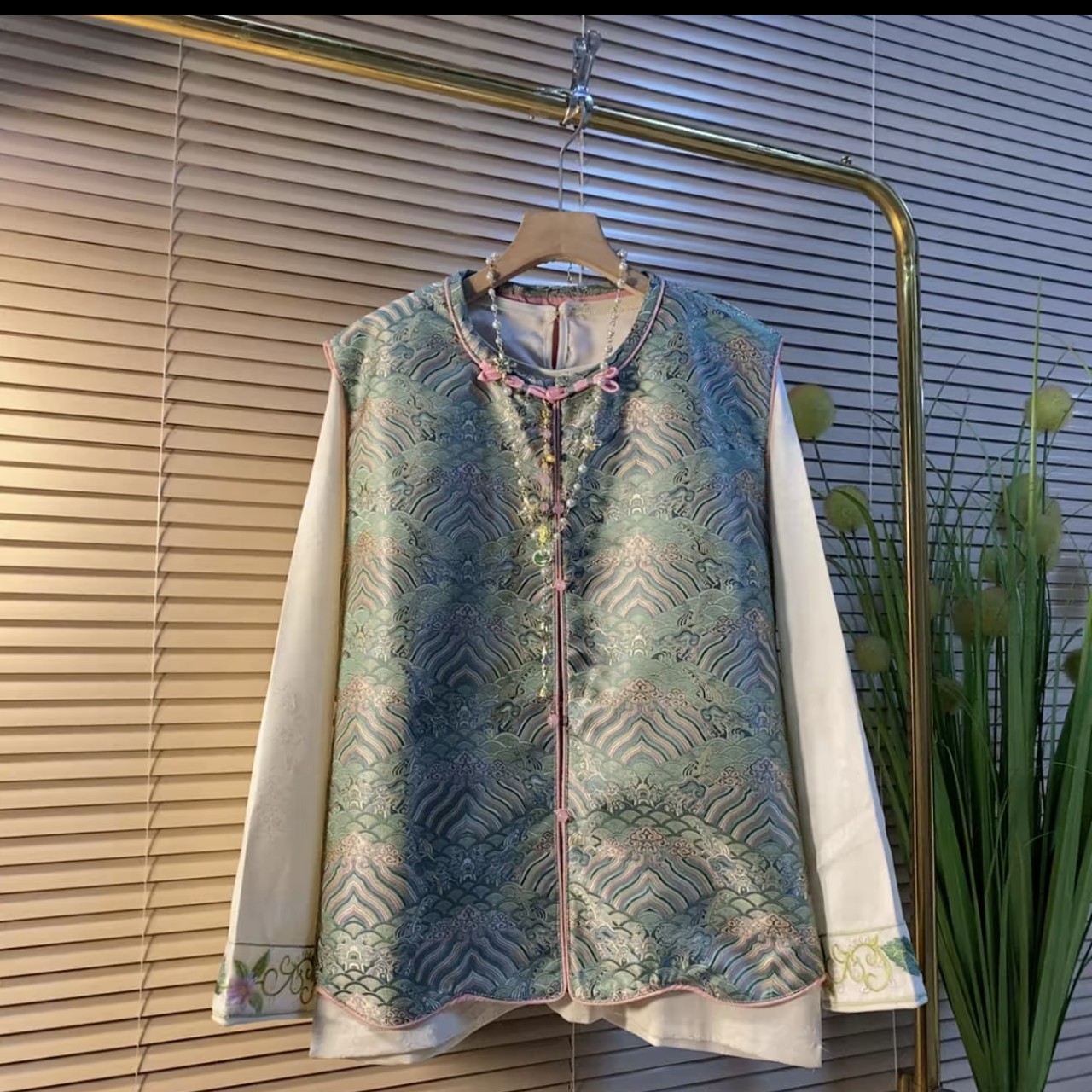 芃芃2515（单拍）春季新款大码女新中式国风盘扣绿马甲＋盘扣流苏衫