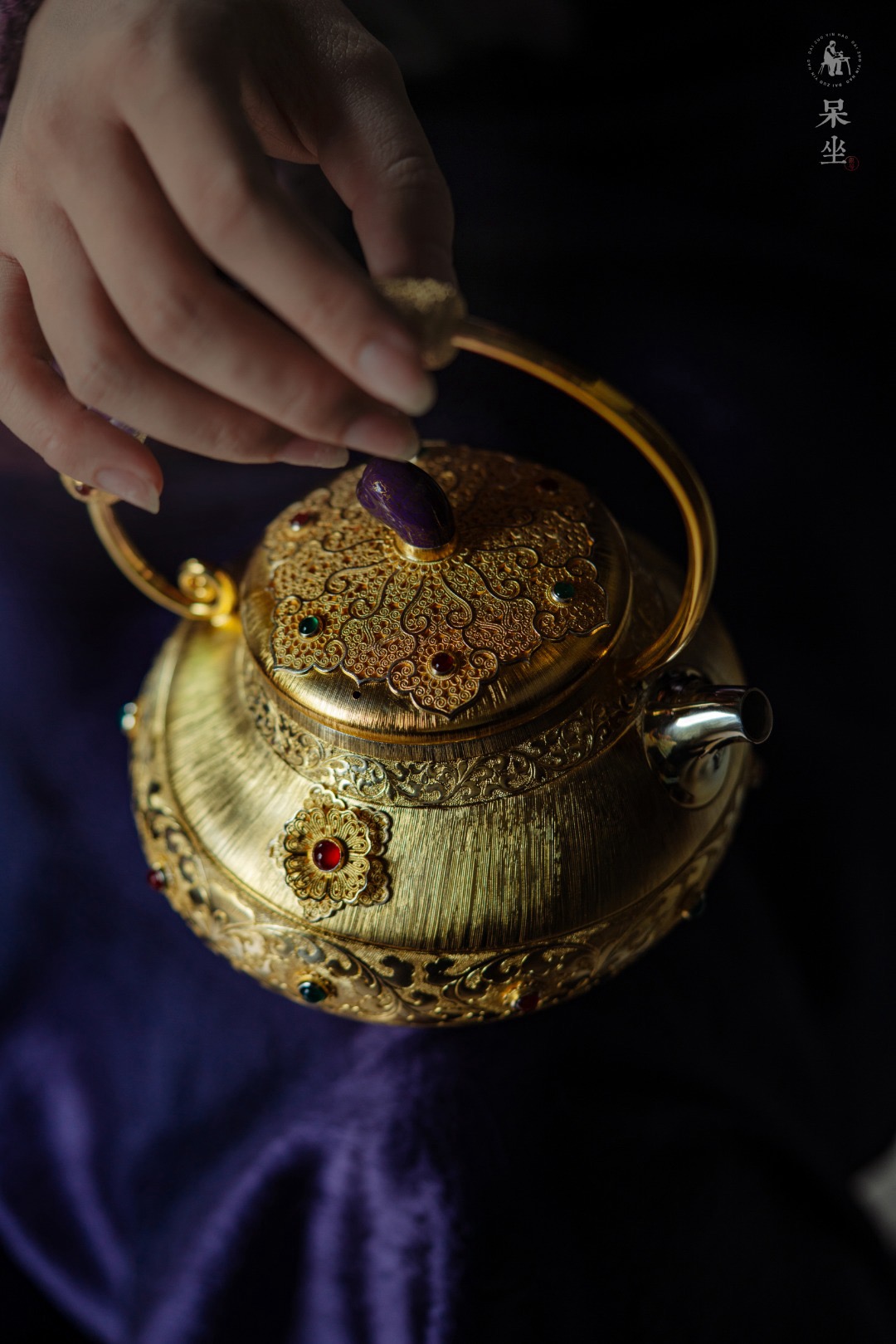 呆坐 |錾刻掐丝嵌百宝如意金豆豆煮水壶  家用全手工