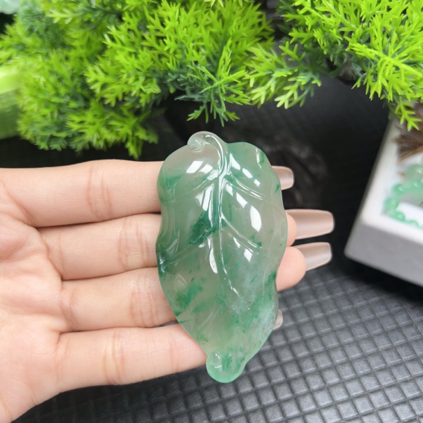 天然石英质玉石非洲翠雕件叶子（66mm，11mm，35mm）
