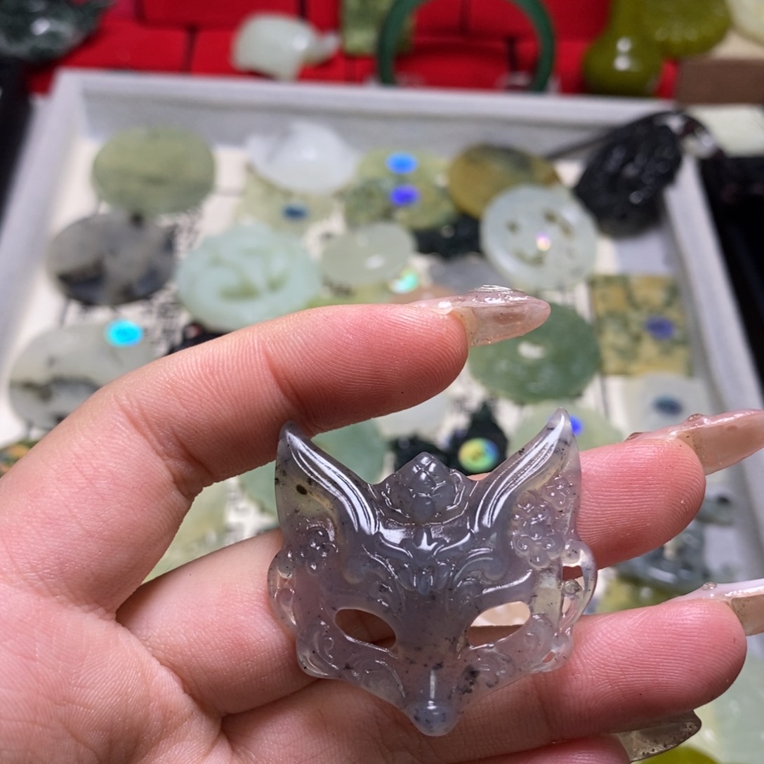 蛇纹石玉颈饰未镶嵌狐狸面具