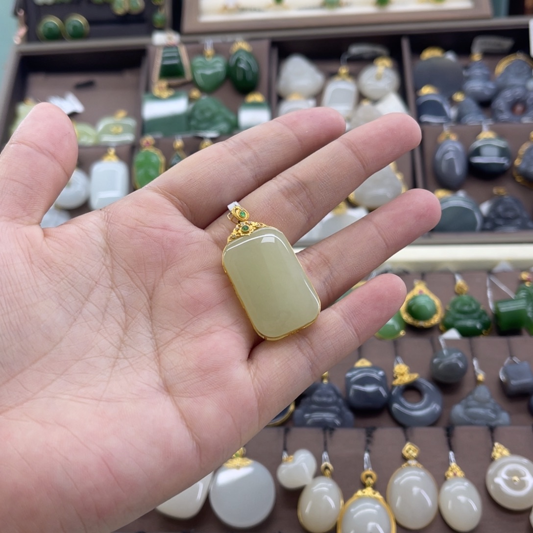 和田玉18K金镶嵌吊坠(赠链)