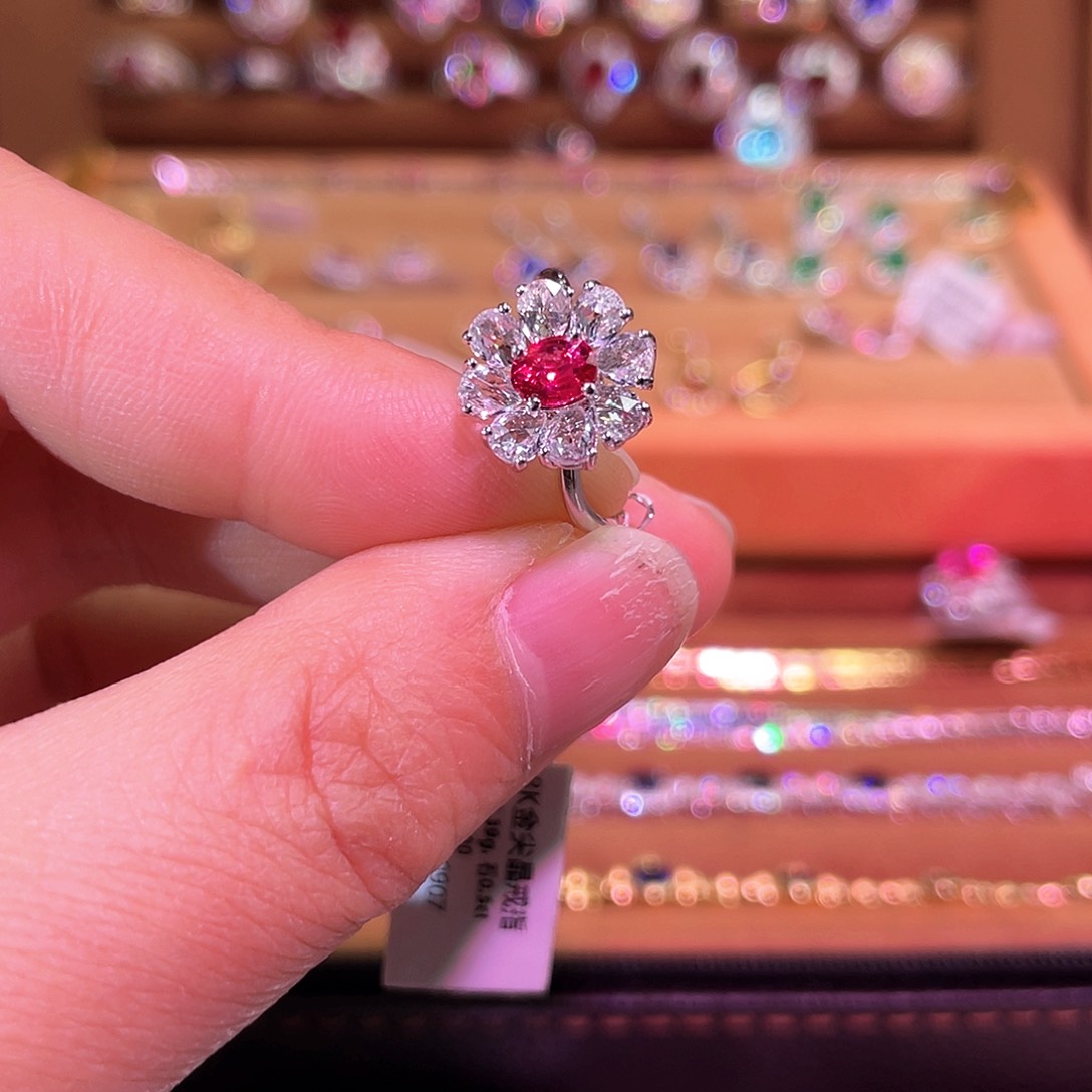 尖晶石戒指18K金镶嵌