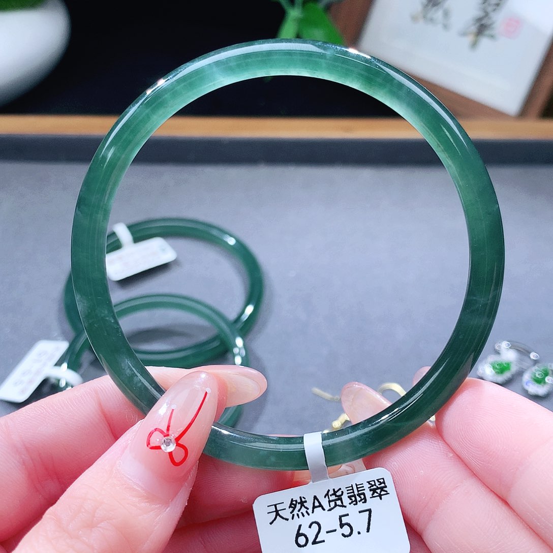 翡翠未镶嵌手镯（圆镯）