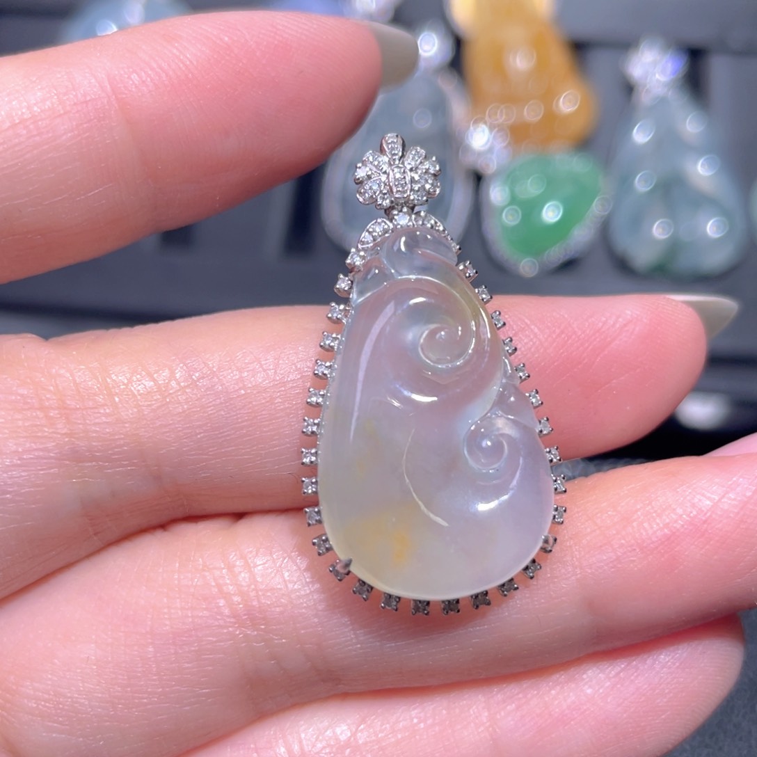 颈饰18K金镶嵌翡翠翡翠