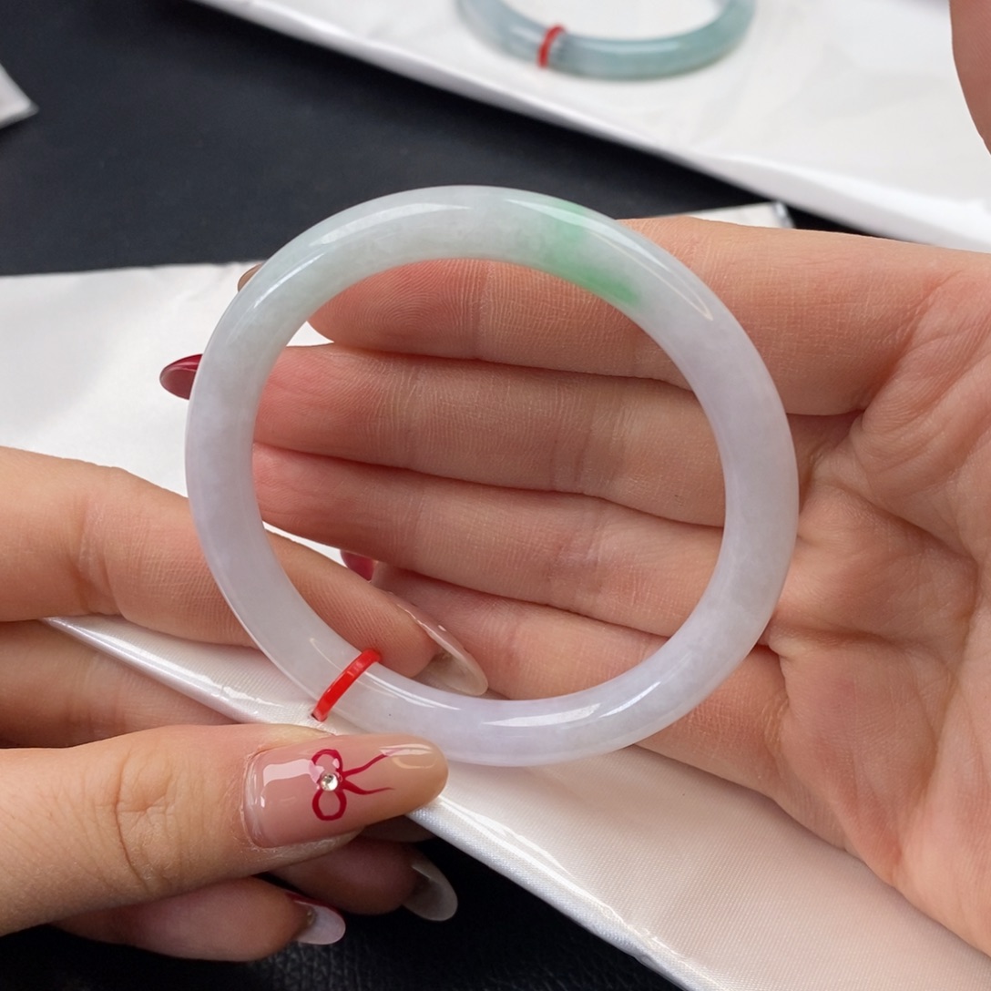 翡翠手镯（圆镯）未镶嵌55圈口8框