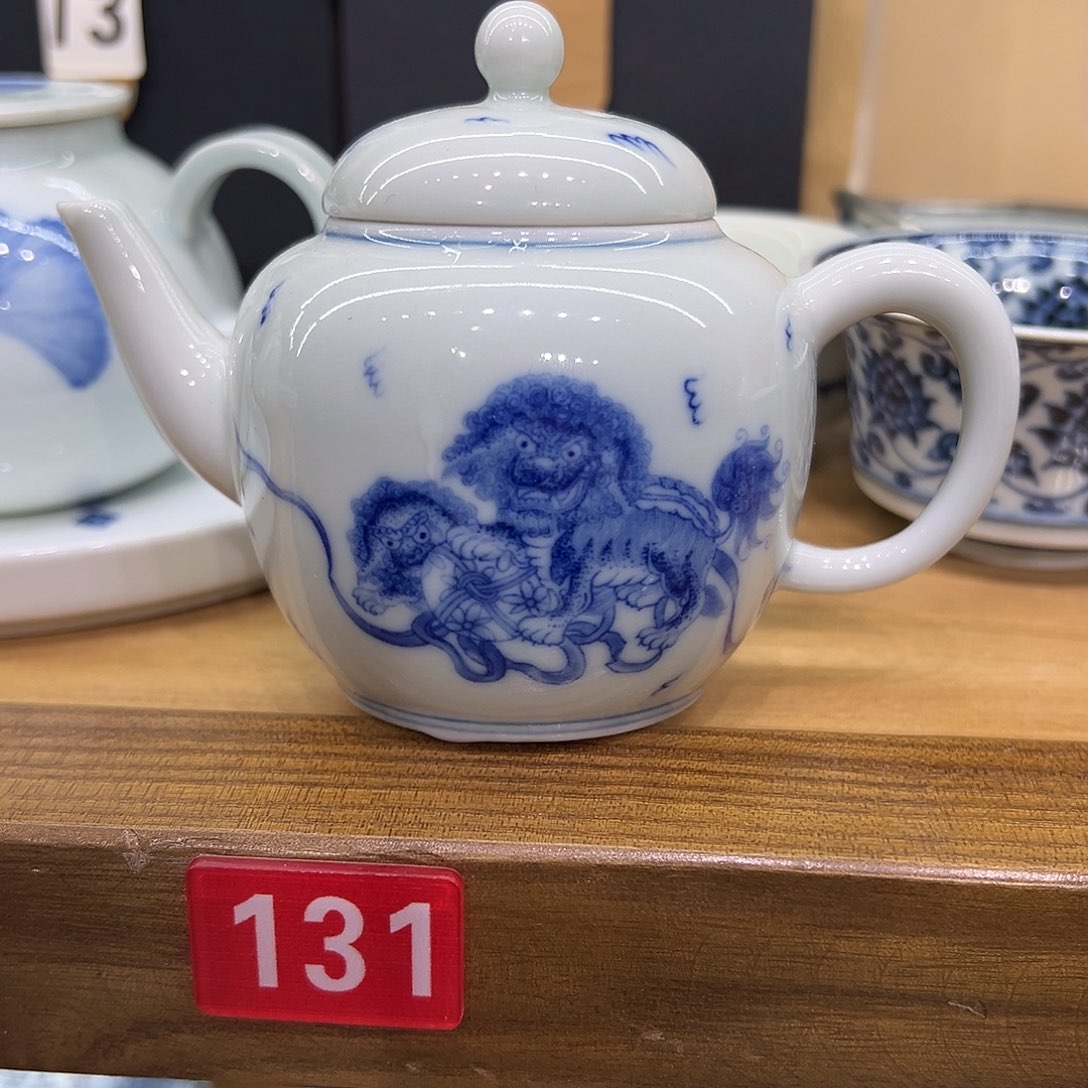 路***青花狮子滚绣球茶壶