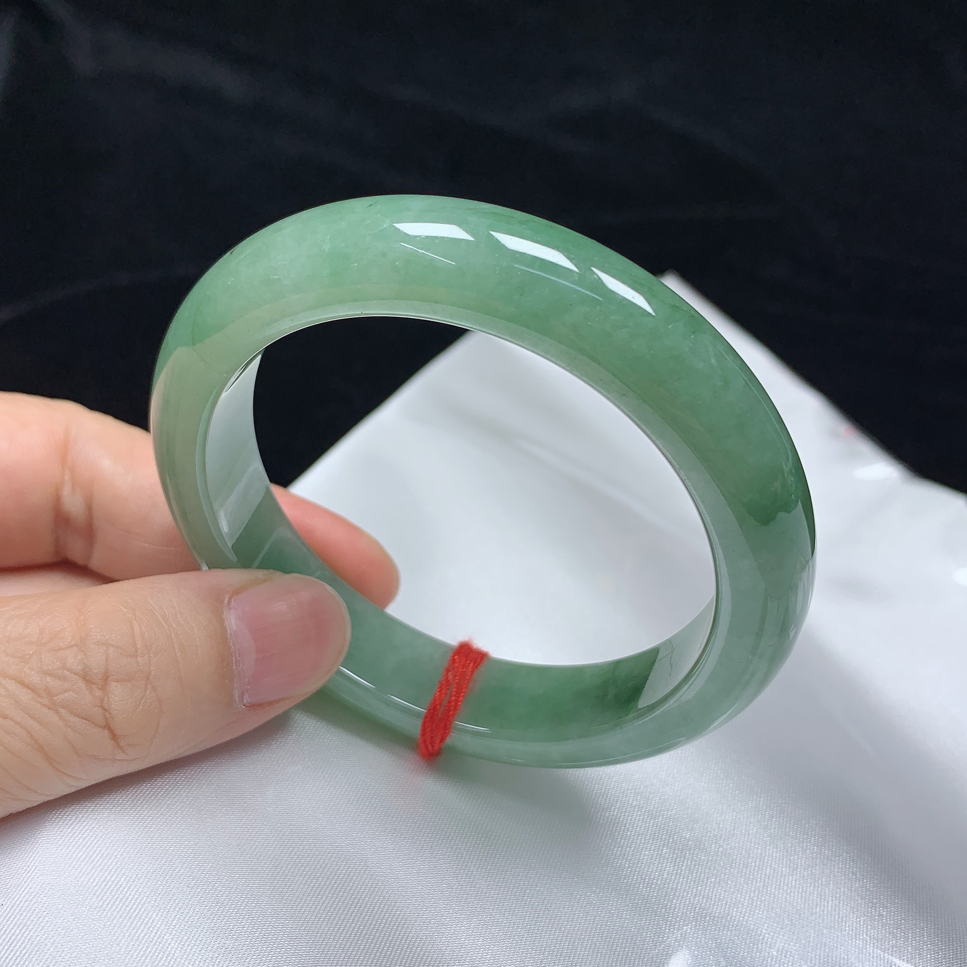 56满绿正圈缅甸天然翡翠A货手镯女款时尚少女百搭平安玉镯有色线