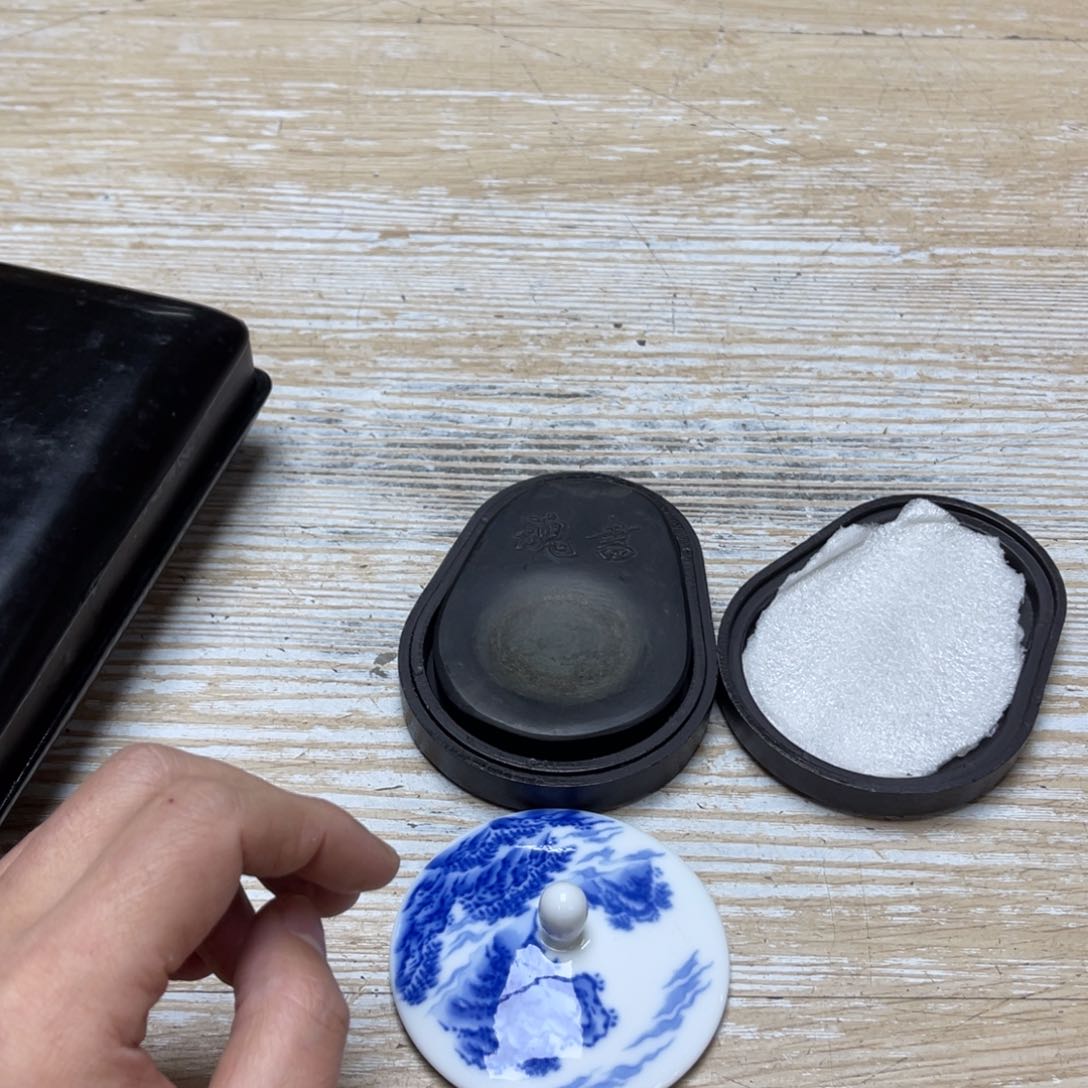 瓷片冲***系密密麻麻地排列着一个