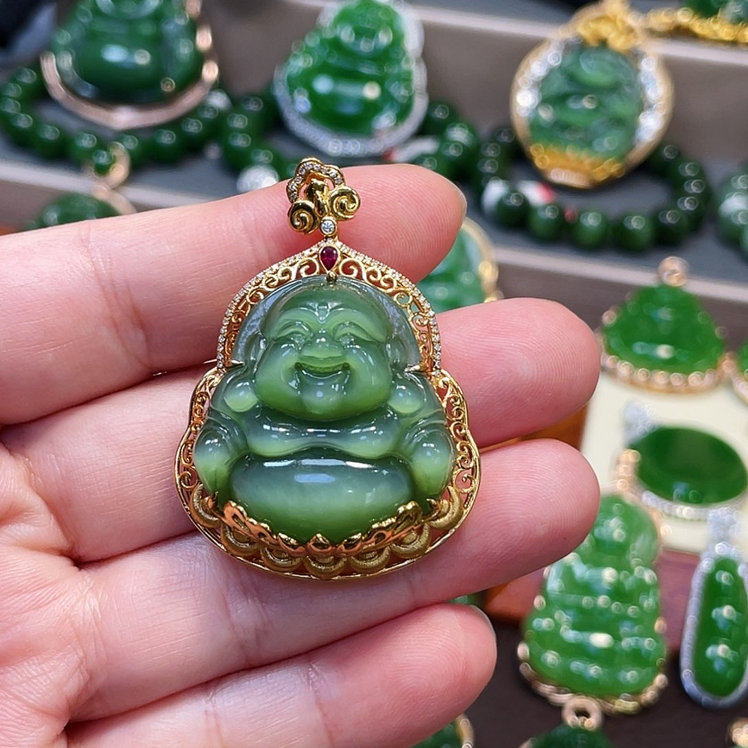 和田玉（碧玉）颈饰18K金镶嵌小****舞粉绿猫眼佛公30