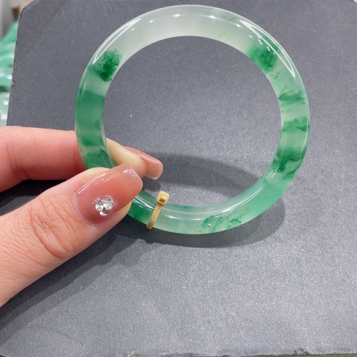 未镶嵌手镯石英质玉