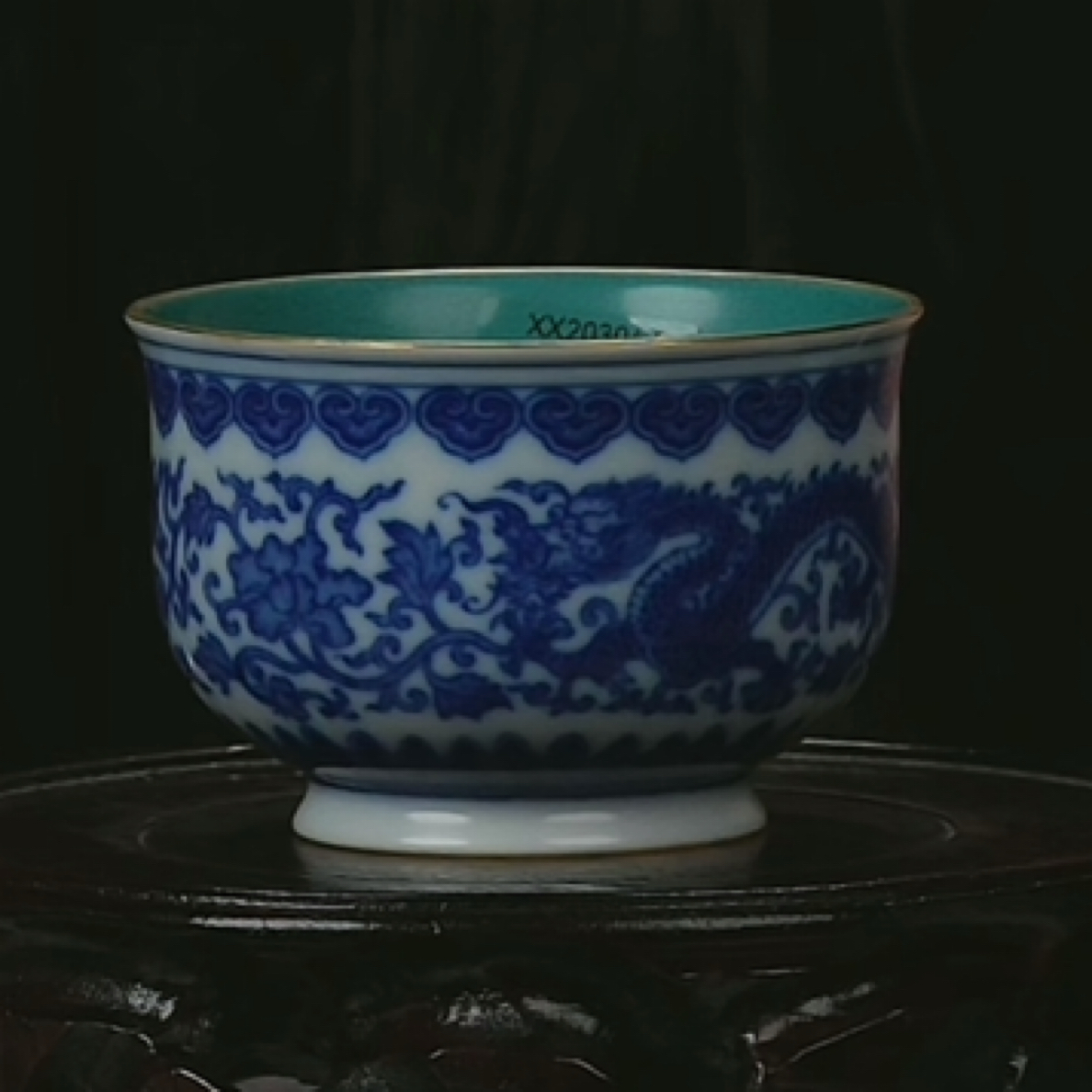 M内松石绿釉外青花双龙穿花纹杯