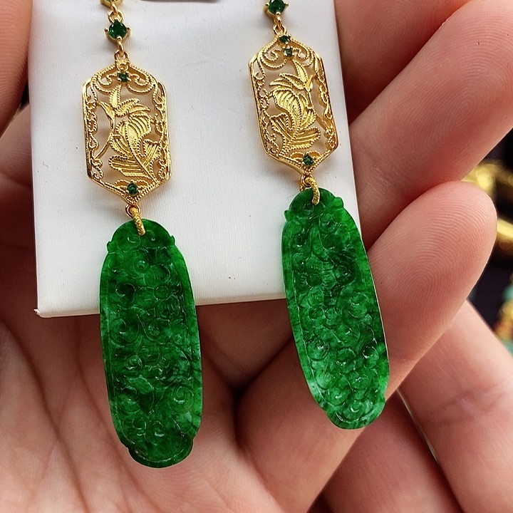 翡翠颈饰未镶嵌耳饰