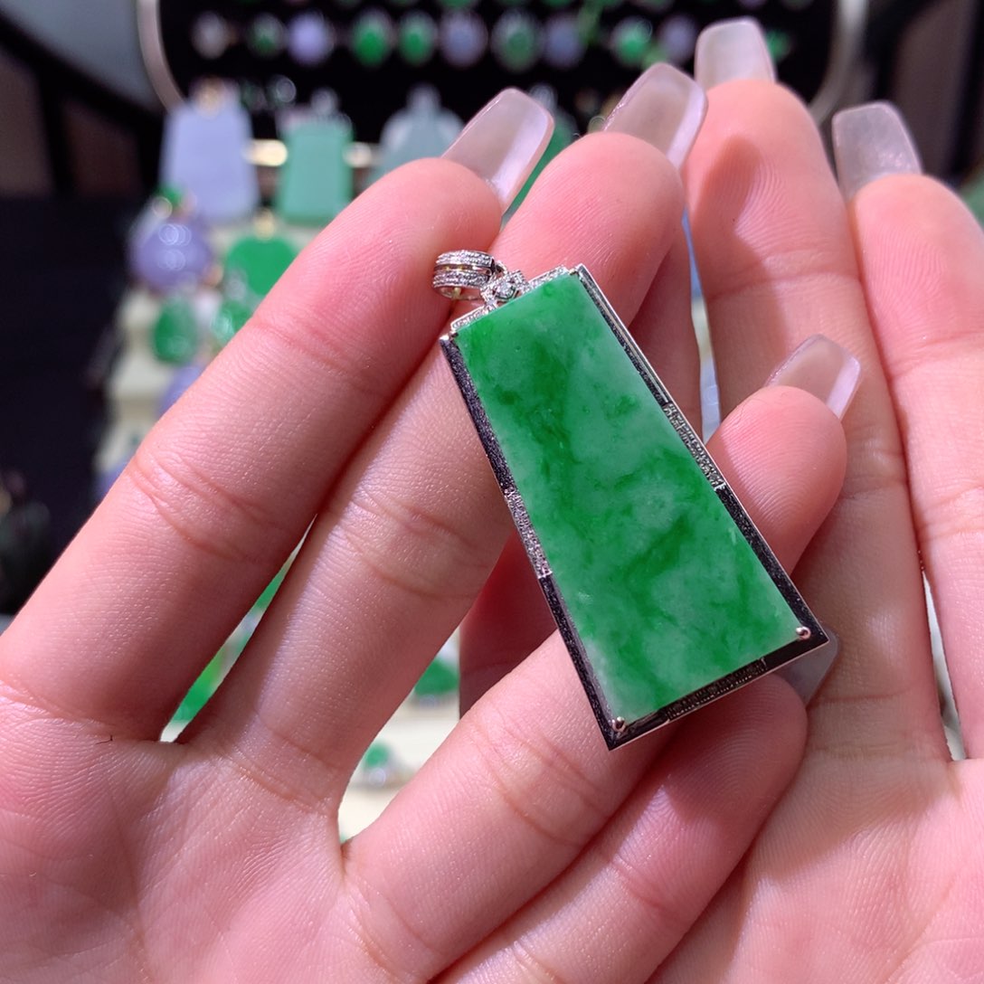 翡翠颈饰18K金镶嵌翡翠