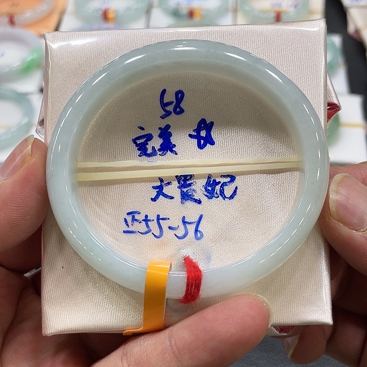 翡翠手镯未镶嵌翡翠