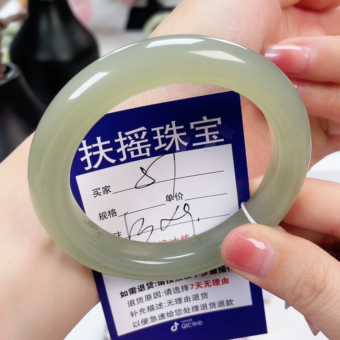 和田玉手镯未镶嵌