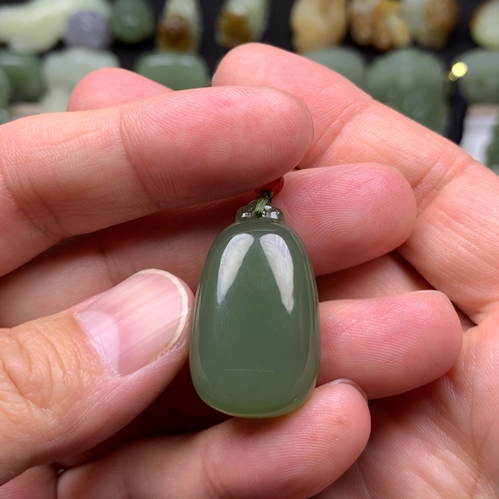 子***成和田玉未镶嵌颈饰