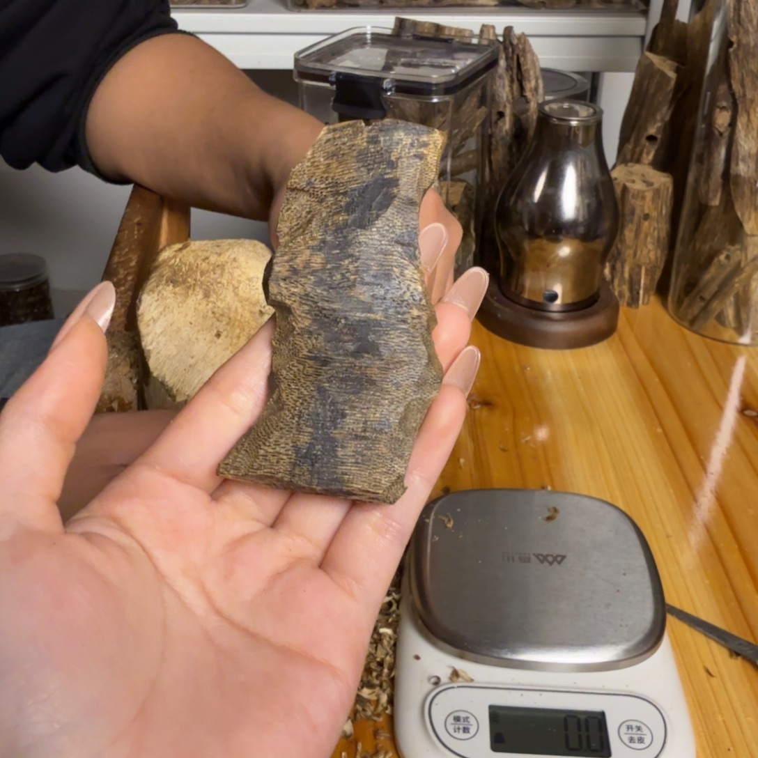 沉香篮宝石壳子料16克