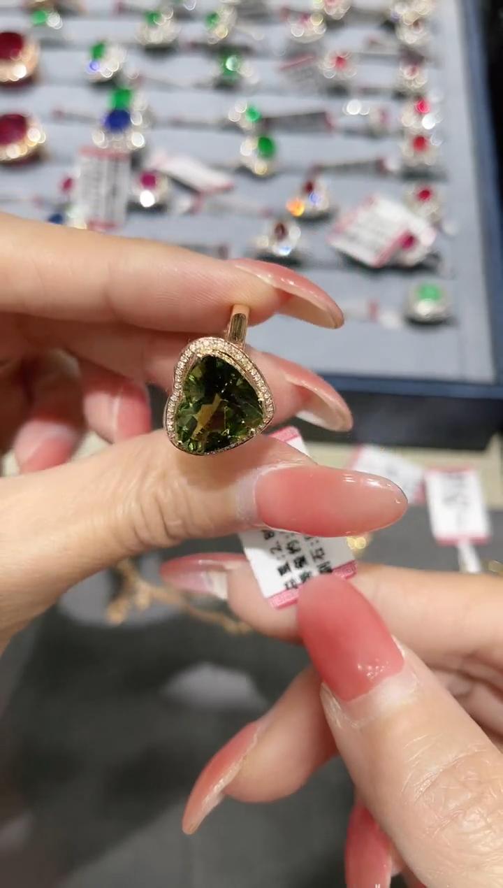 18K金镶嵌碧玺戒指爱心