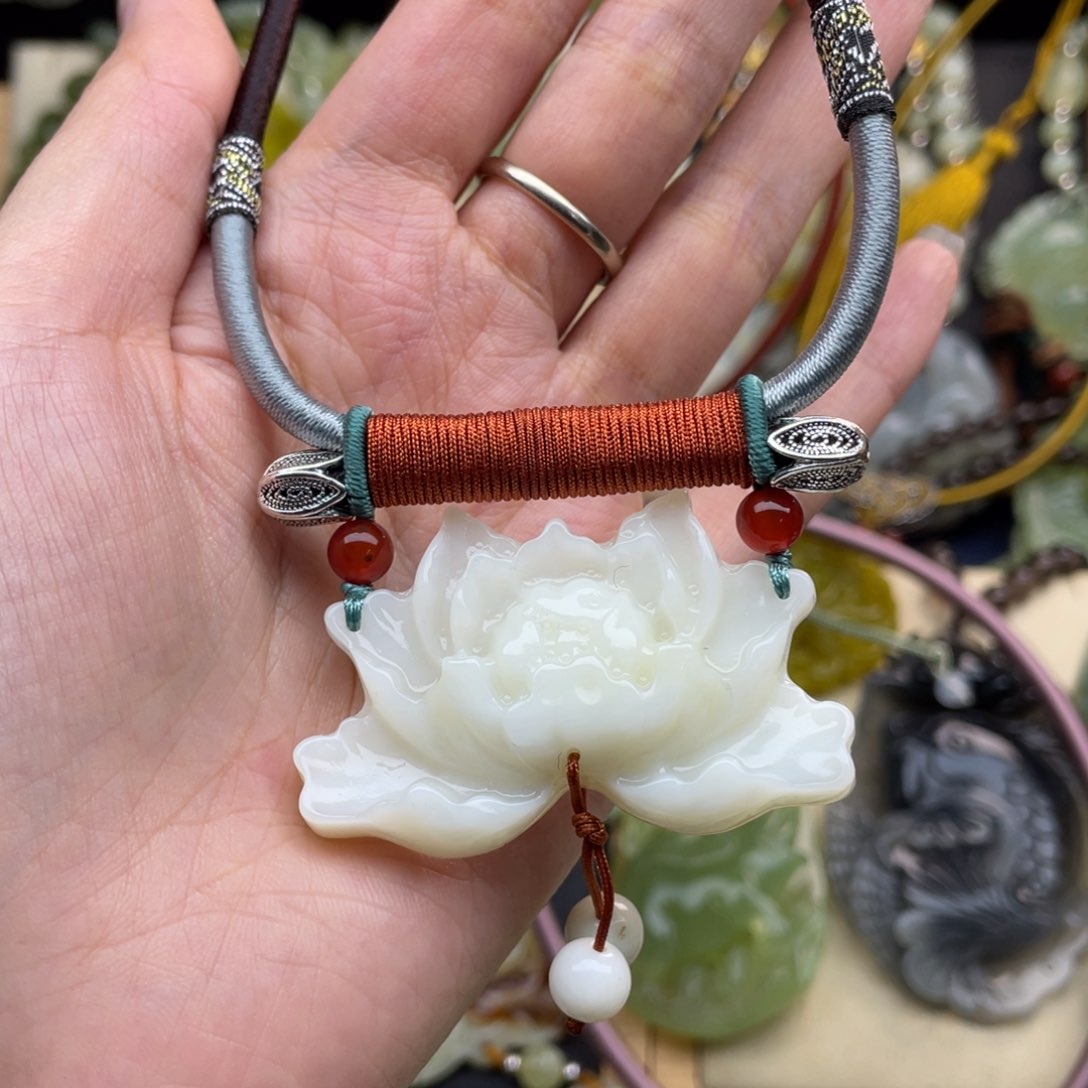 蛇纹石玉颈饰未镶嵌