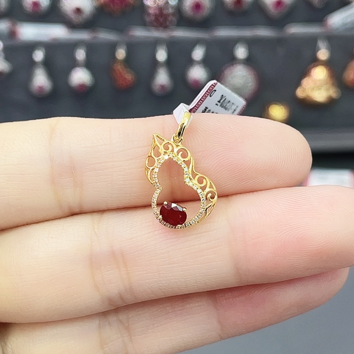 颈饰18K金镶嵌红宝石0.36克拉