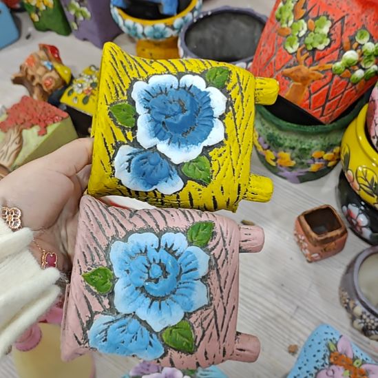 当场拍满15元发货不凑不发，花盆盆口不方不圆有针孔黑点是正常的，