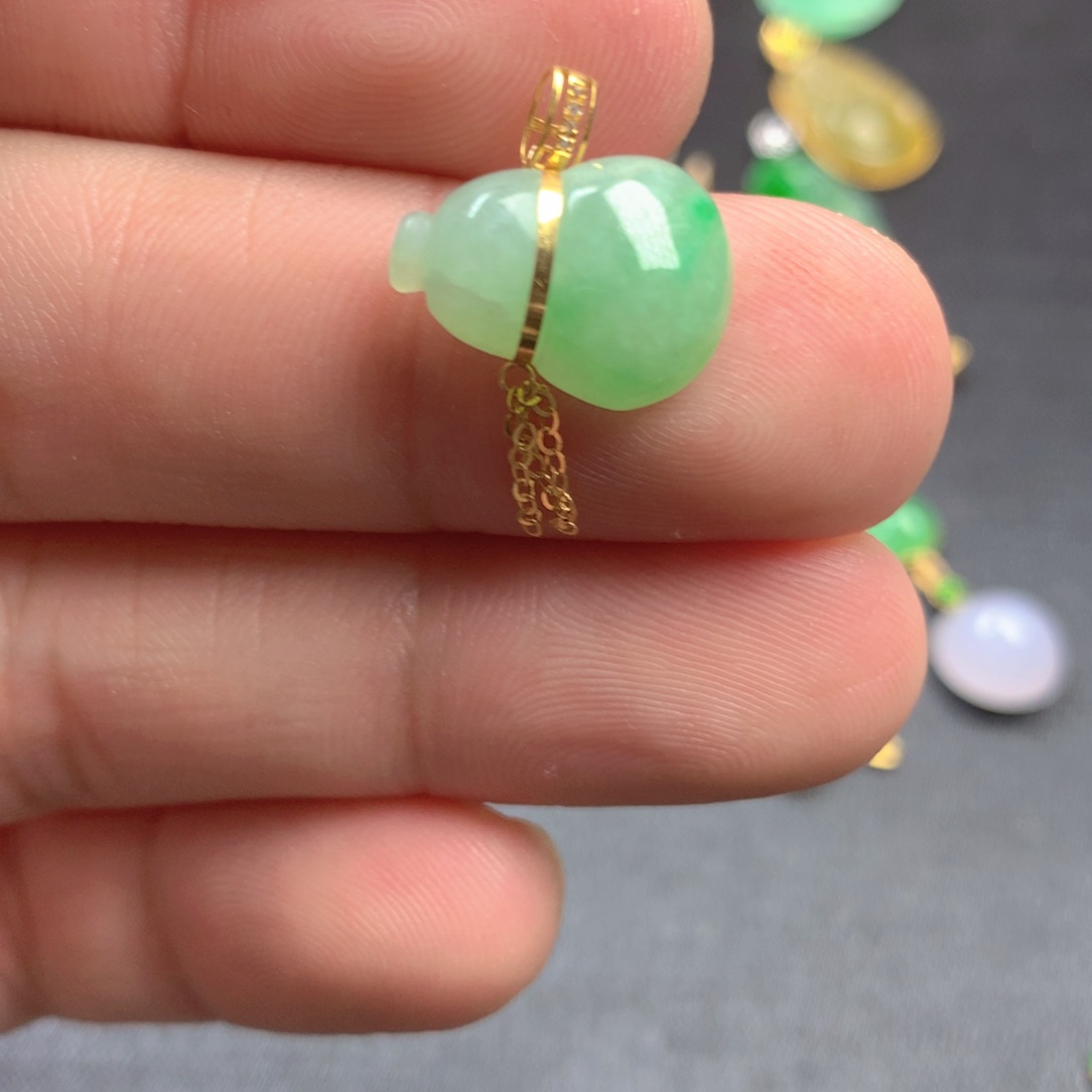 【闪购商品】颈饰18K金镶嵌翡翠萧***子有纹裂