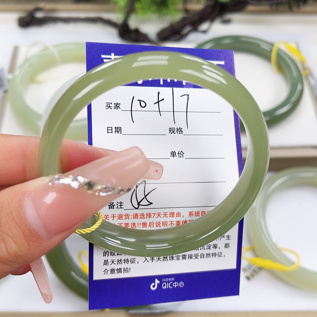 和田玉手镯未镶嵌暴***奶