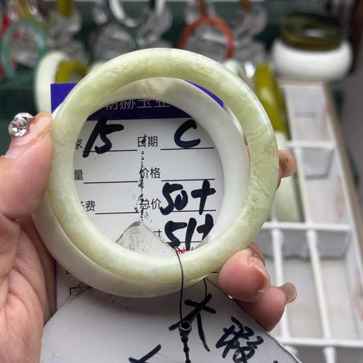 蛇纹石玉未镶嵌手镯