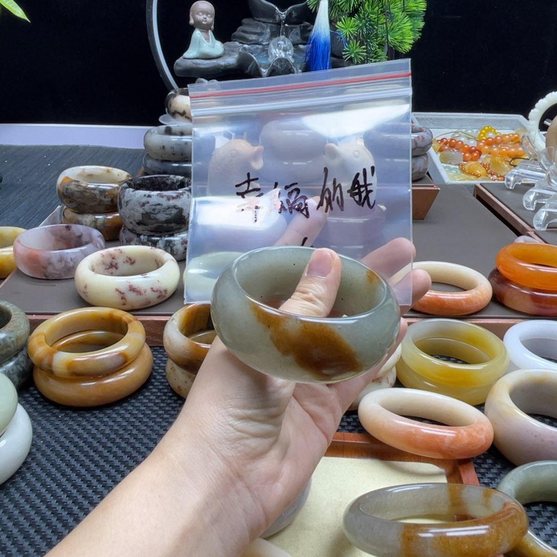 幸***我未镶嵌手镯石英质玉（佘太翠）