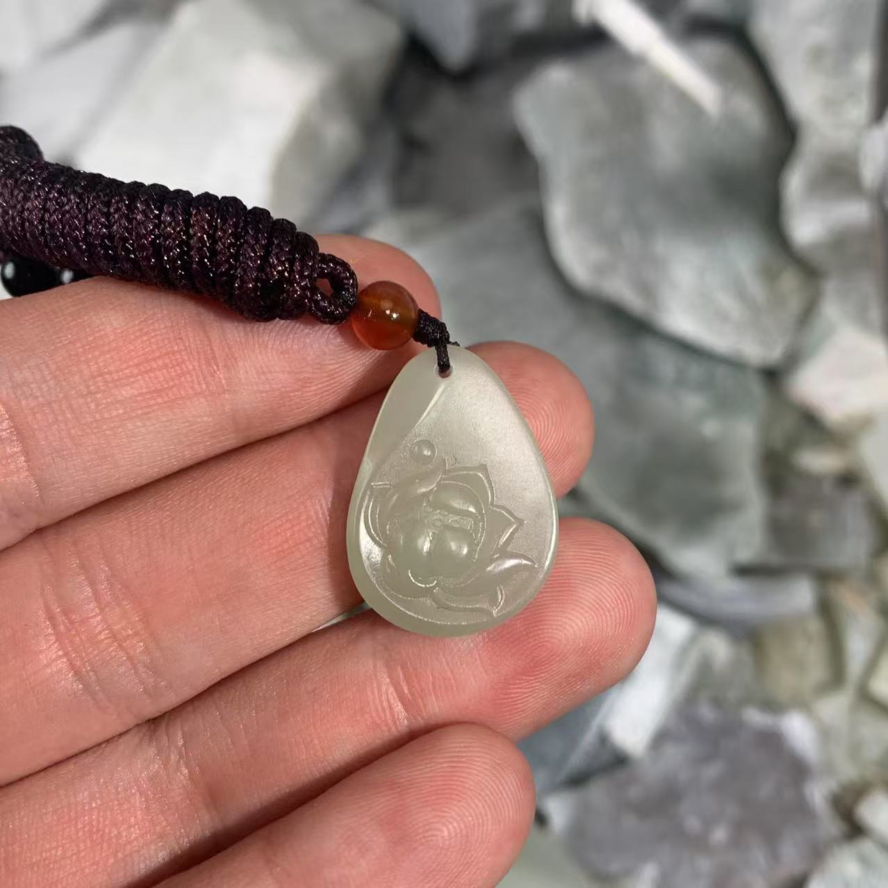 和田玉荷花挂件一个定制多样性发货以实物为准有天然玉质结构